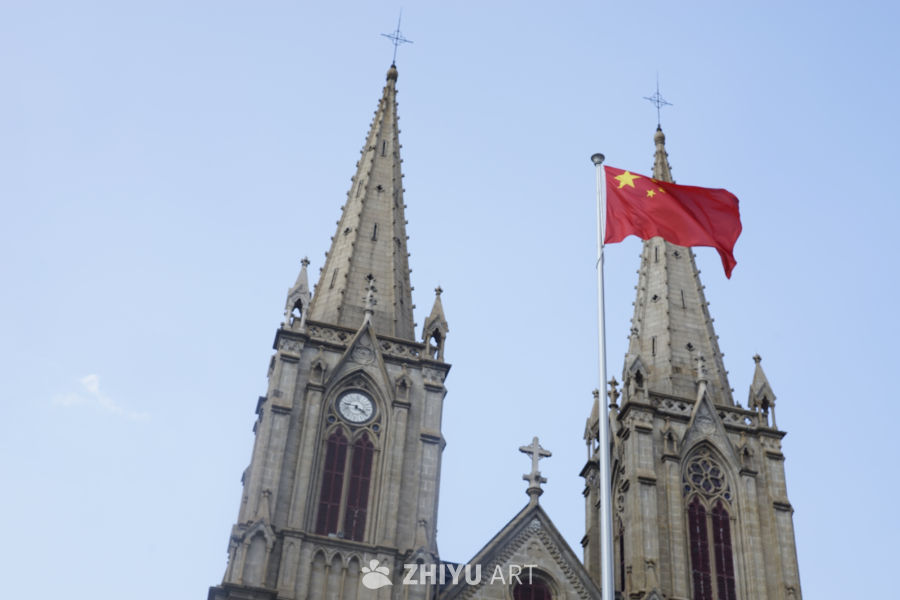 教堂前的五星红旗