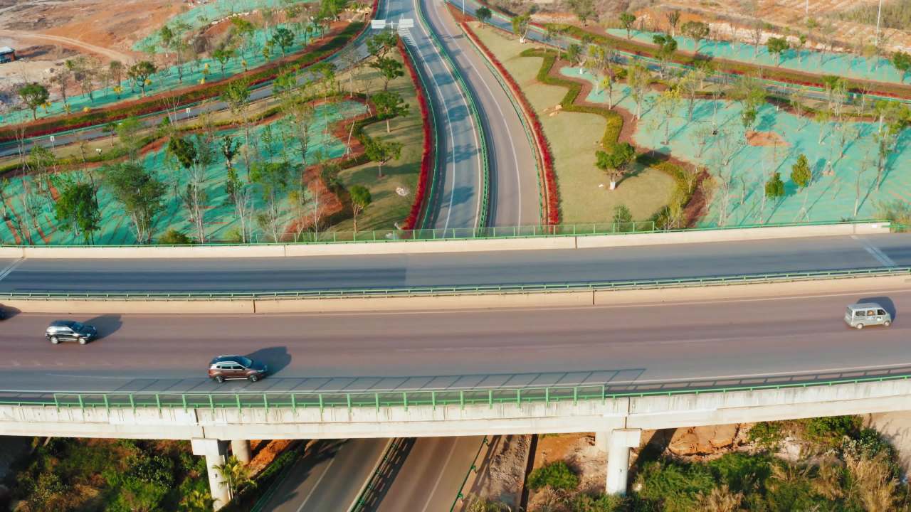 高速公路与山地景观