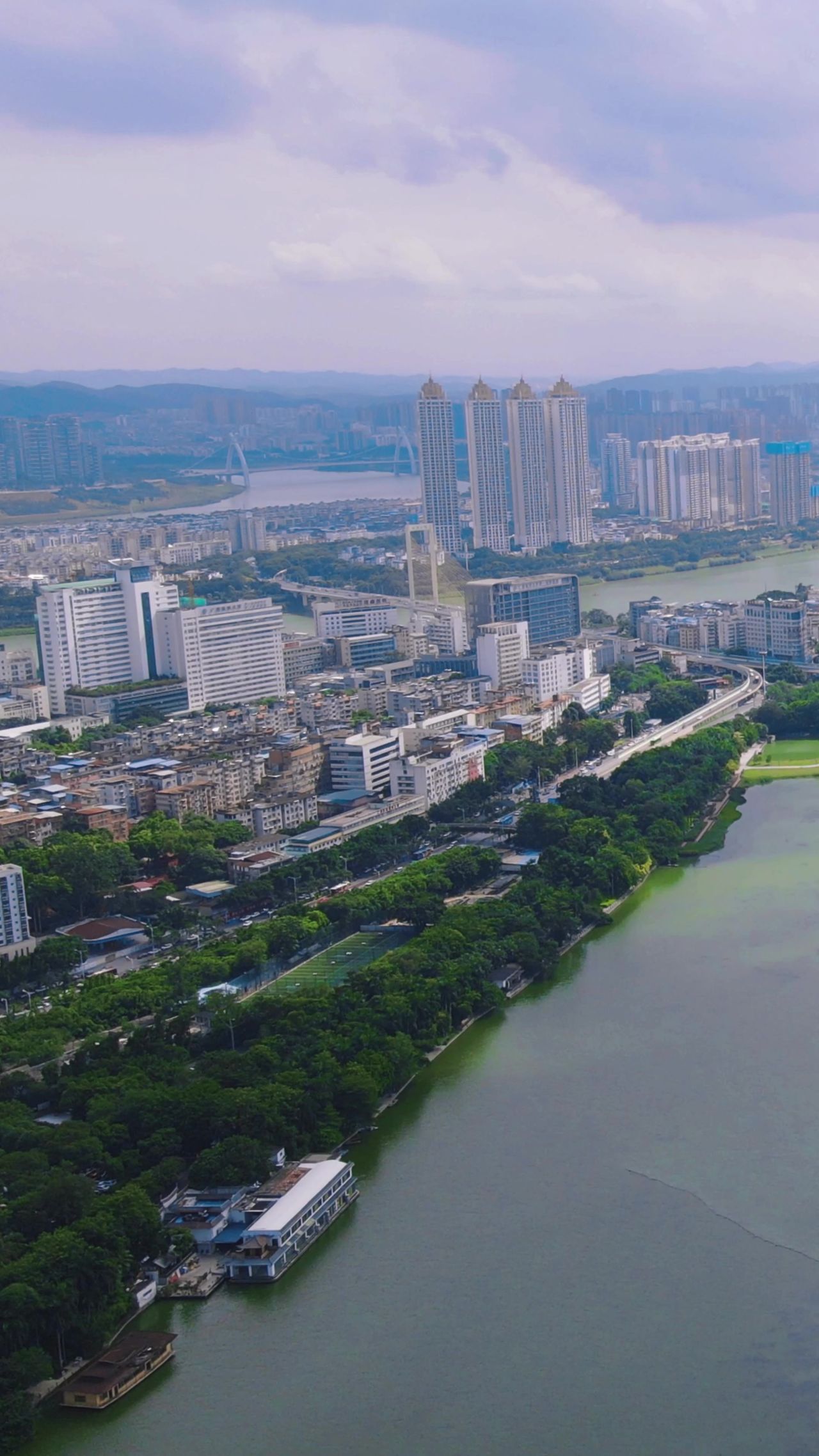 4K航拍广西南宁南湖城市风景蓝天白云天际线