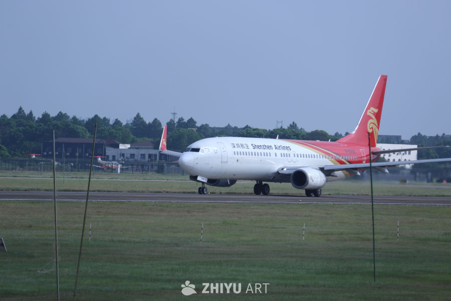 深圳航空飞机准备起飞