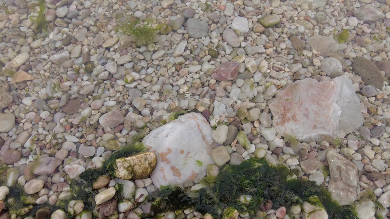 海边沙滩鹅卵石实拍大海海浪