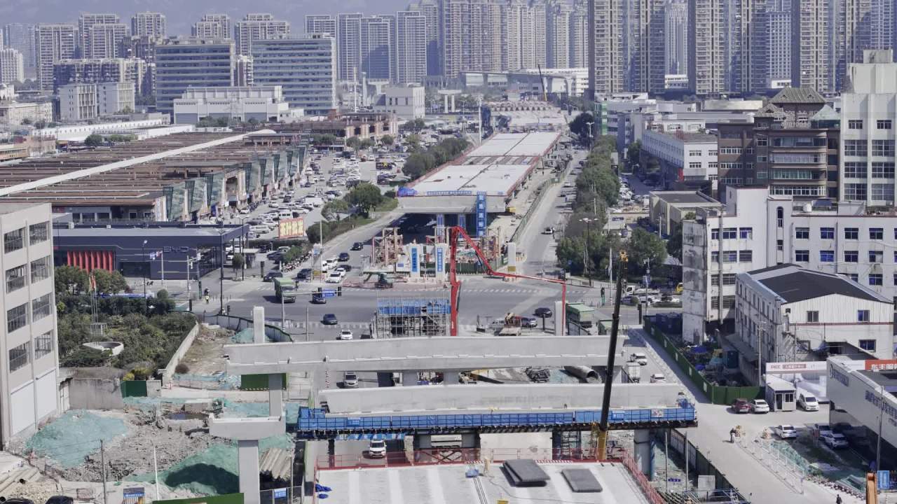 城市建设中的繁忙景象