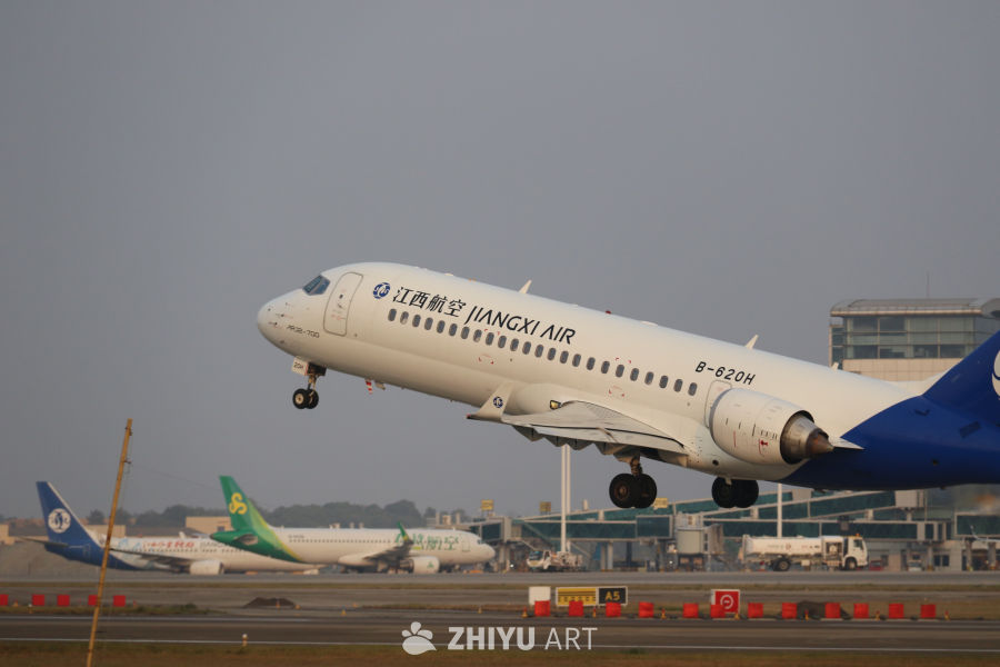 江西航空ARJ21-700飞机顺利起飞