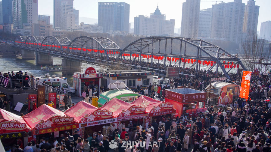 兰州黄河市集春节氛围浓厚 8