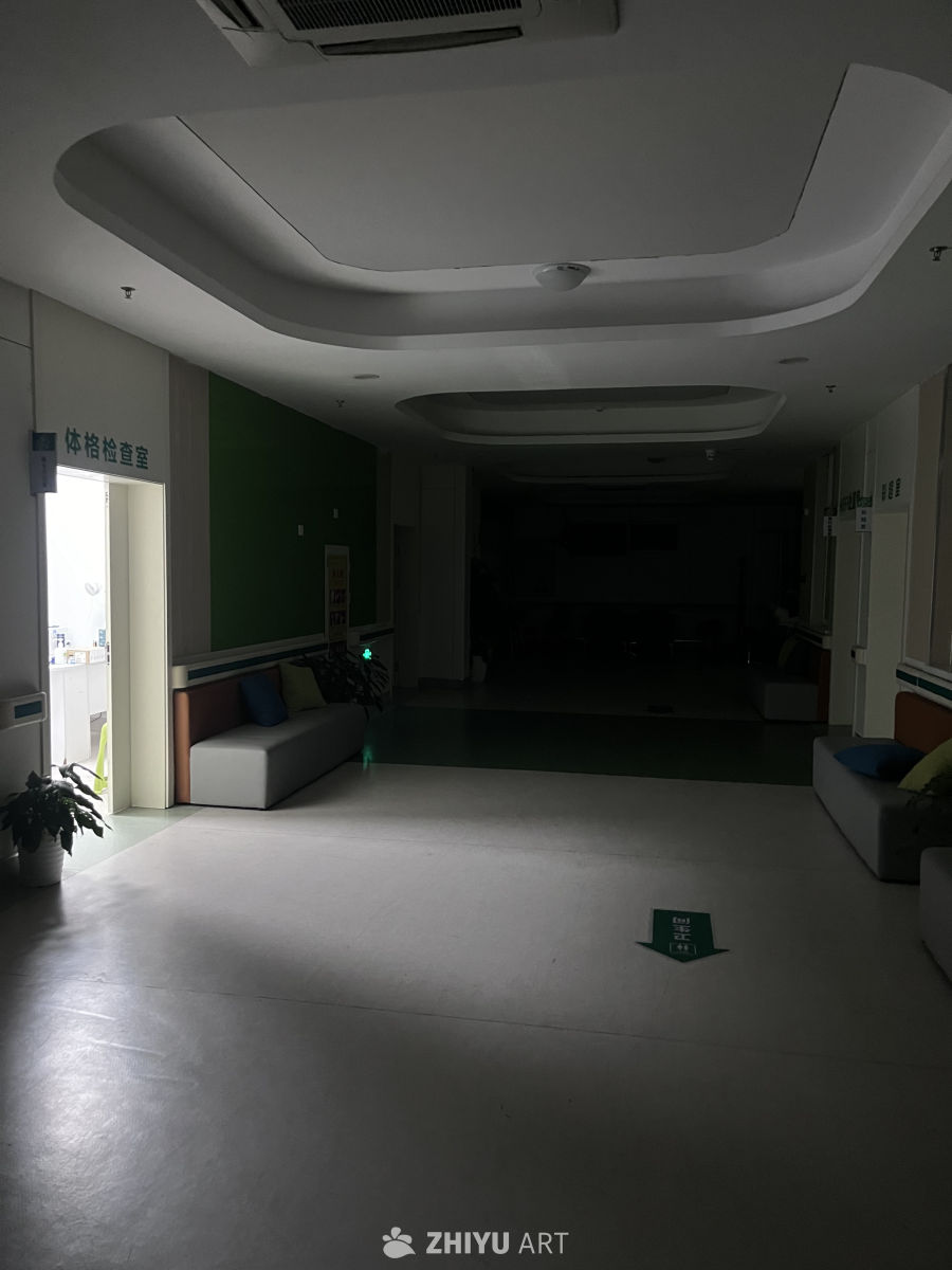 医院走廊静谧一角