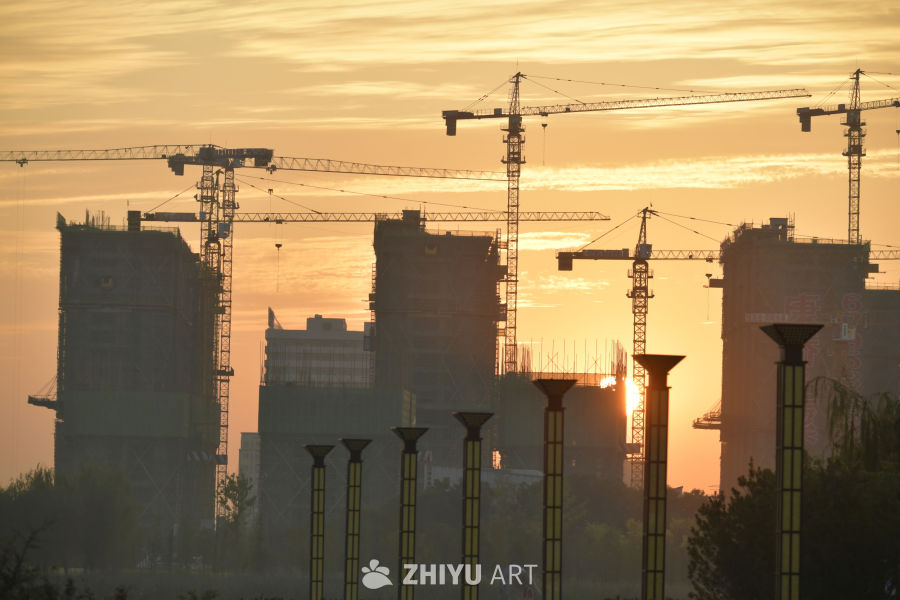 夕阳下的建设工地