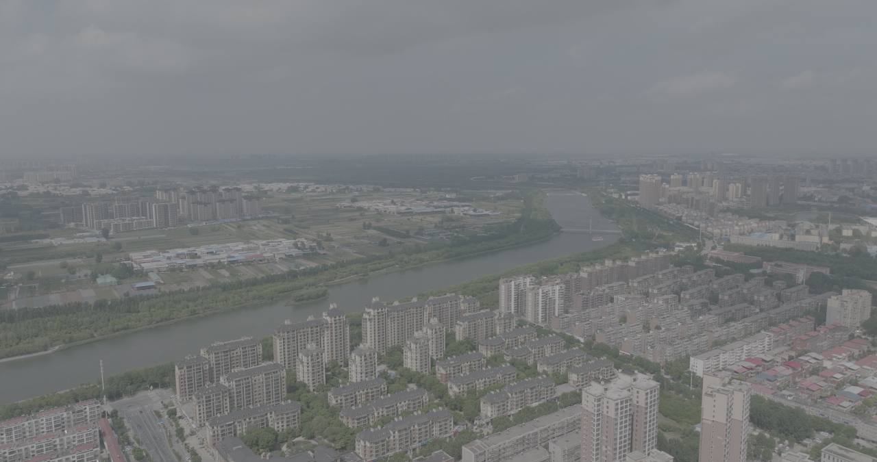 城市河畔的宁静时光