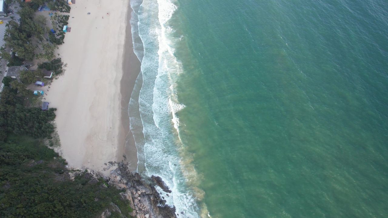 大海海浪沙滩风景航拍 