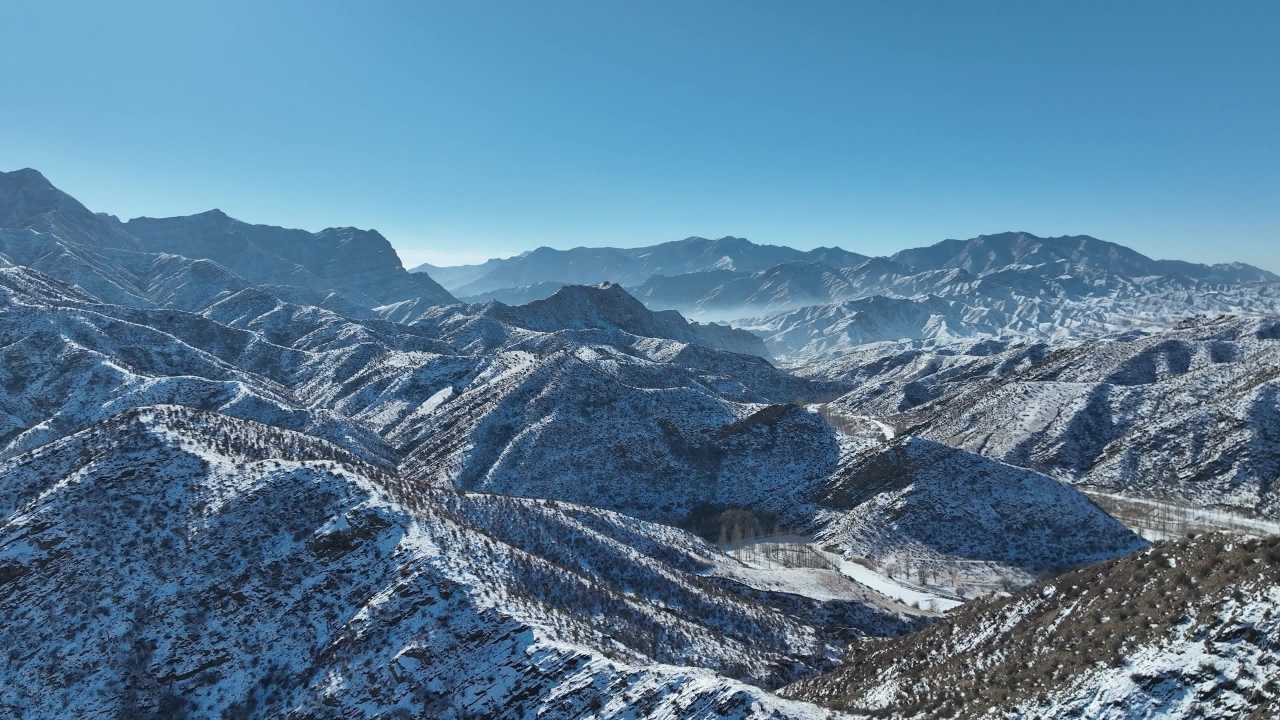 航拍雪山连绵谷道