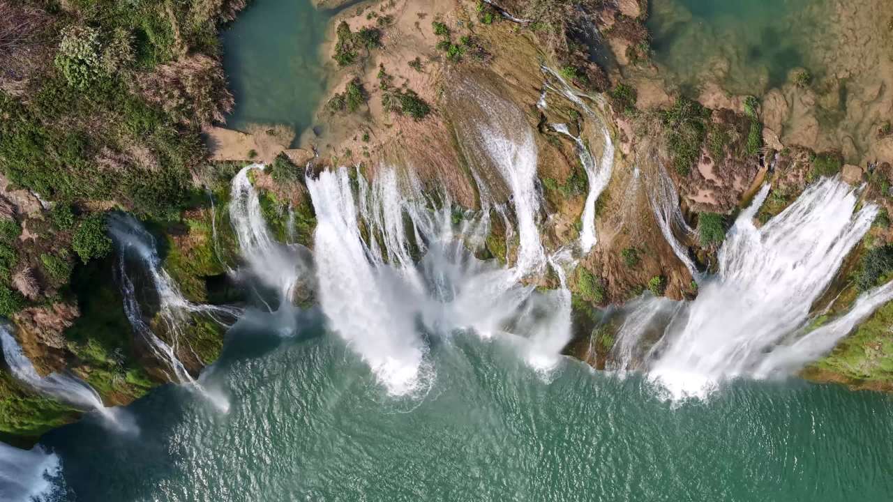 壮丽瀑布航拍