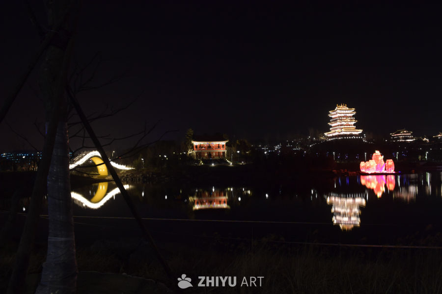 夜景中的古塔与桥梁