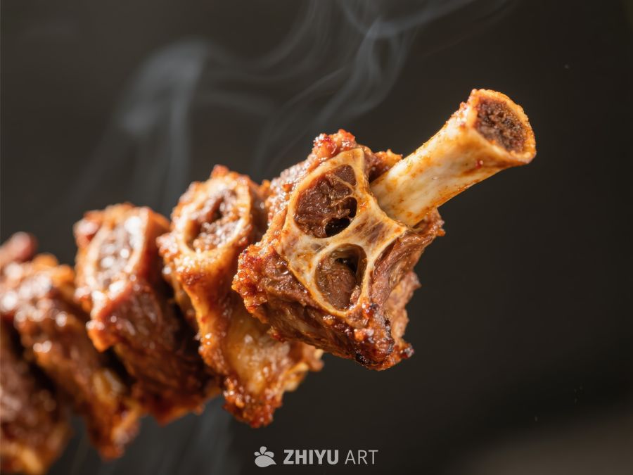 热腾腾的烤羊排特写