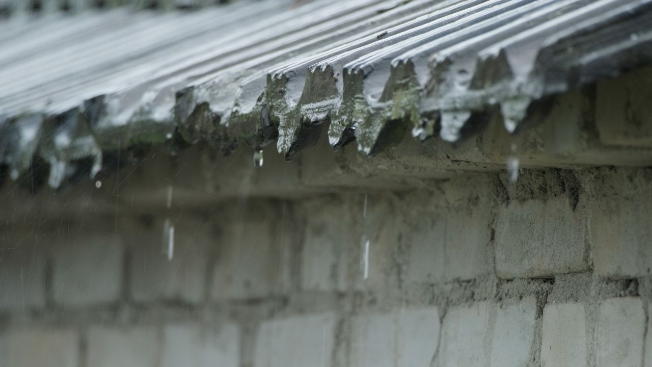 下雨青瓦滴水4K实拍