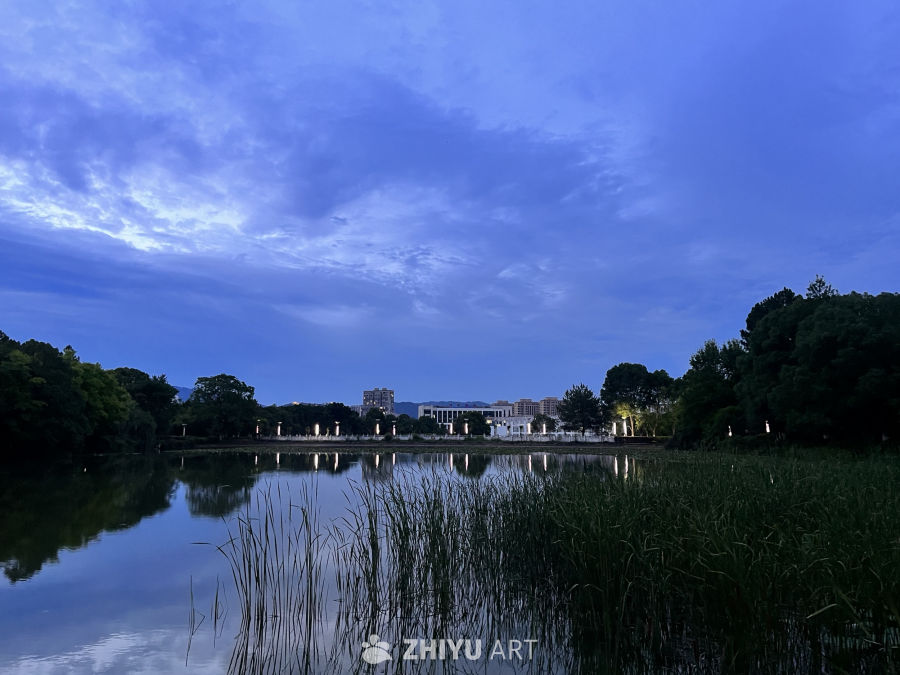 湖畔黄昏的城市剪影