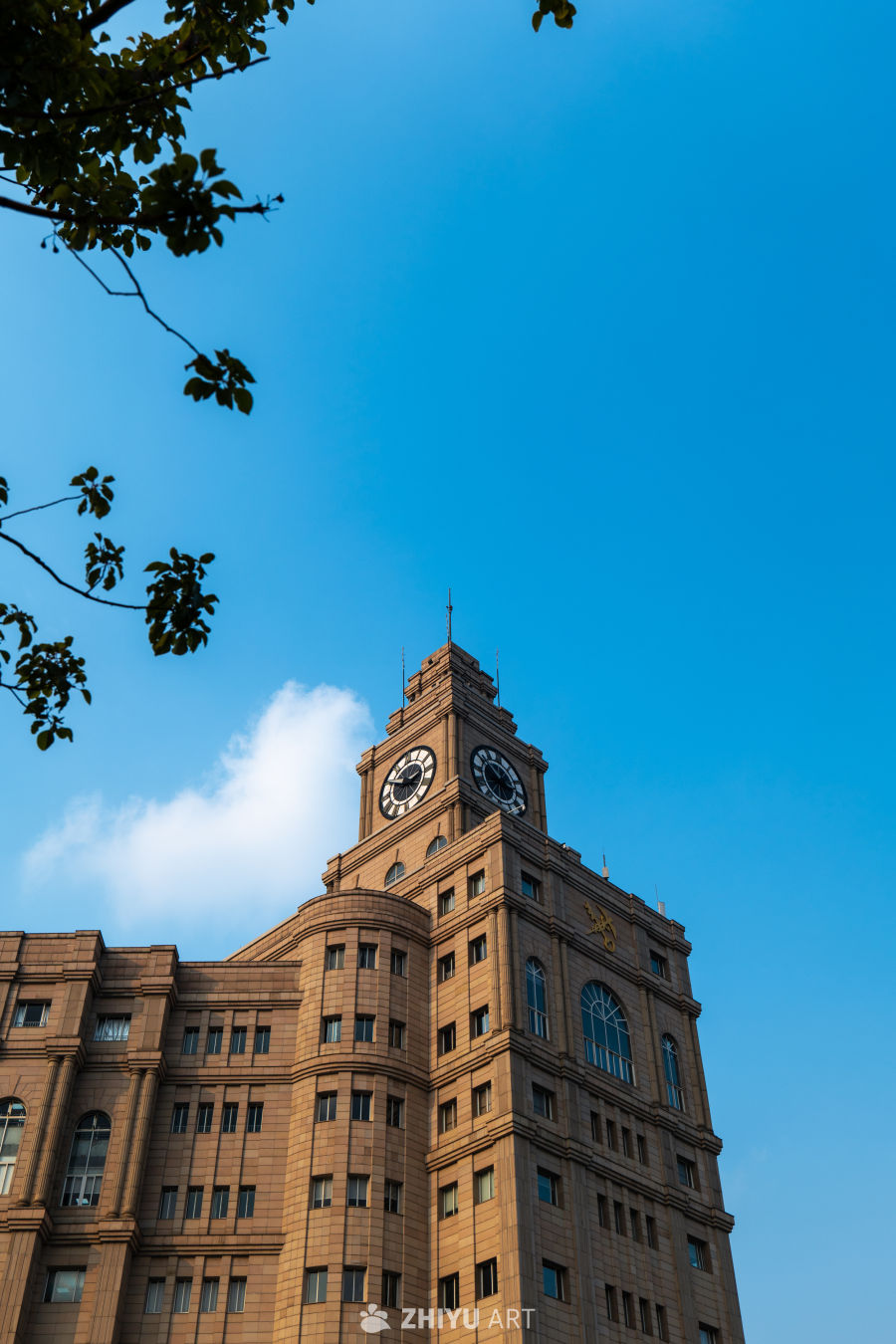 古典钟楼映蓝天