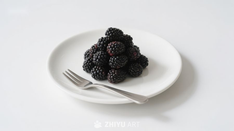 白盘上的黑莓与叉子