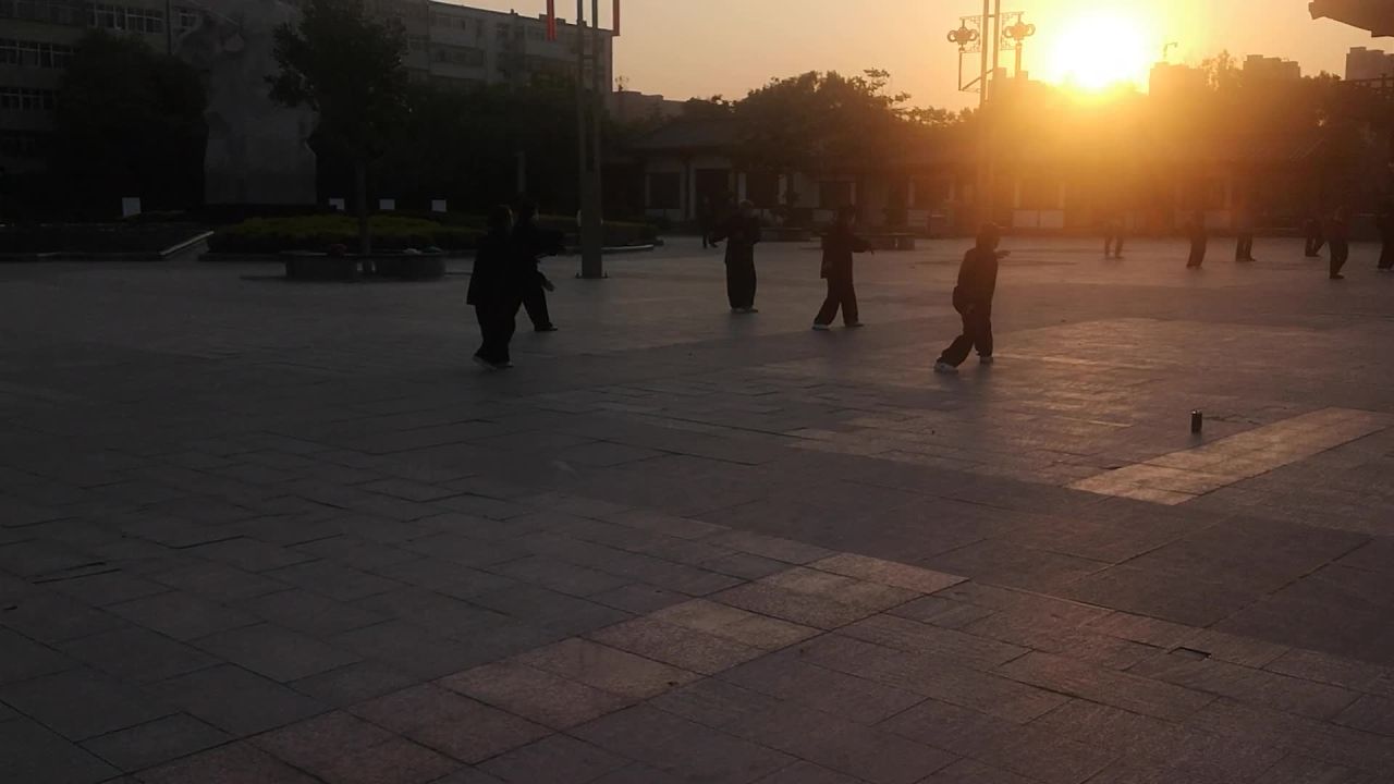 晨曦中的广场晨练