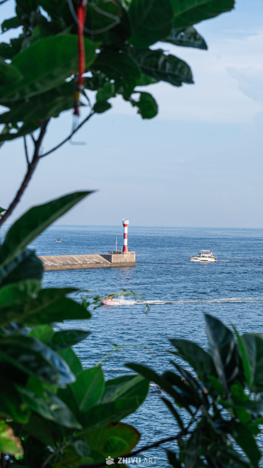 灯塔旁的宁静海景
