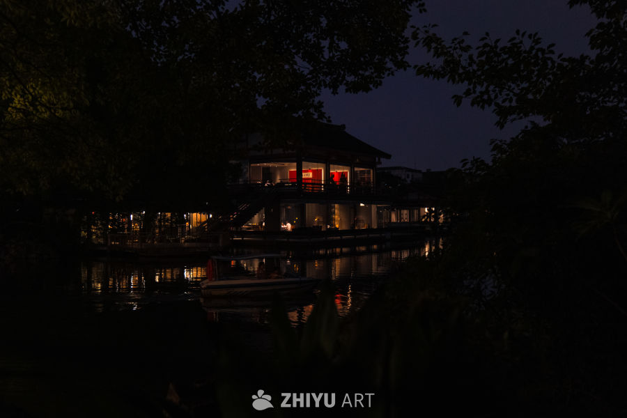 夜幕下的水畔建筑