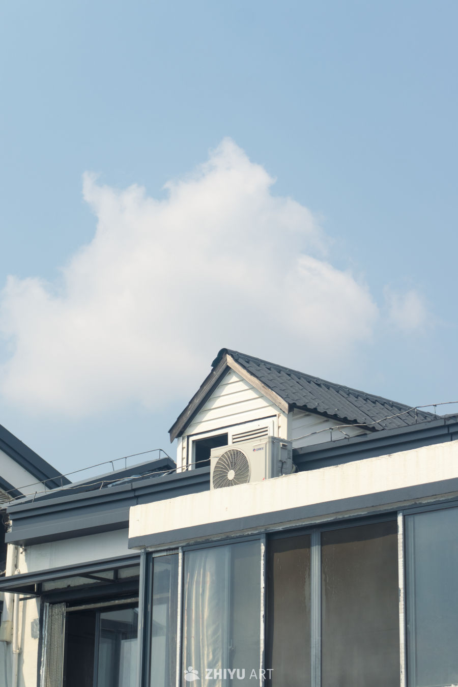 蓝天下的屋顶一角