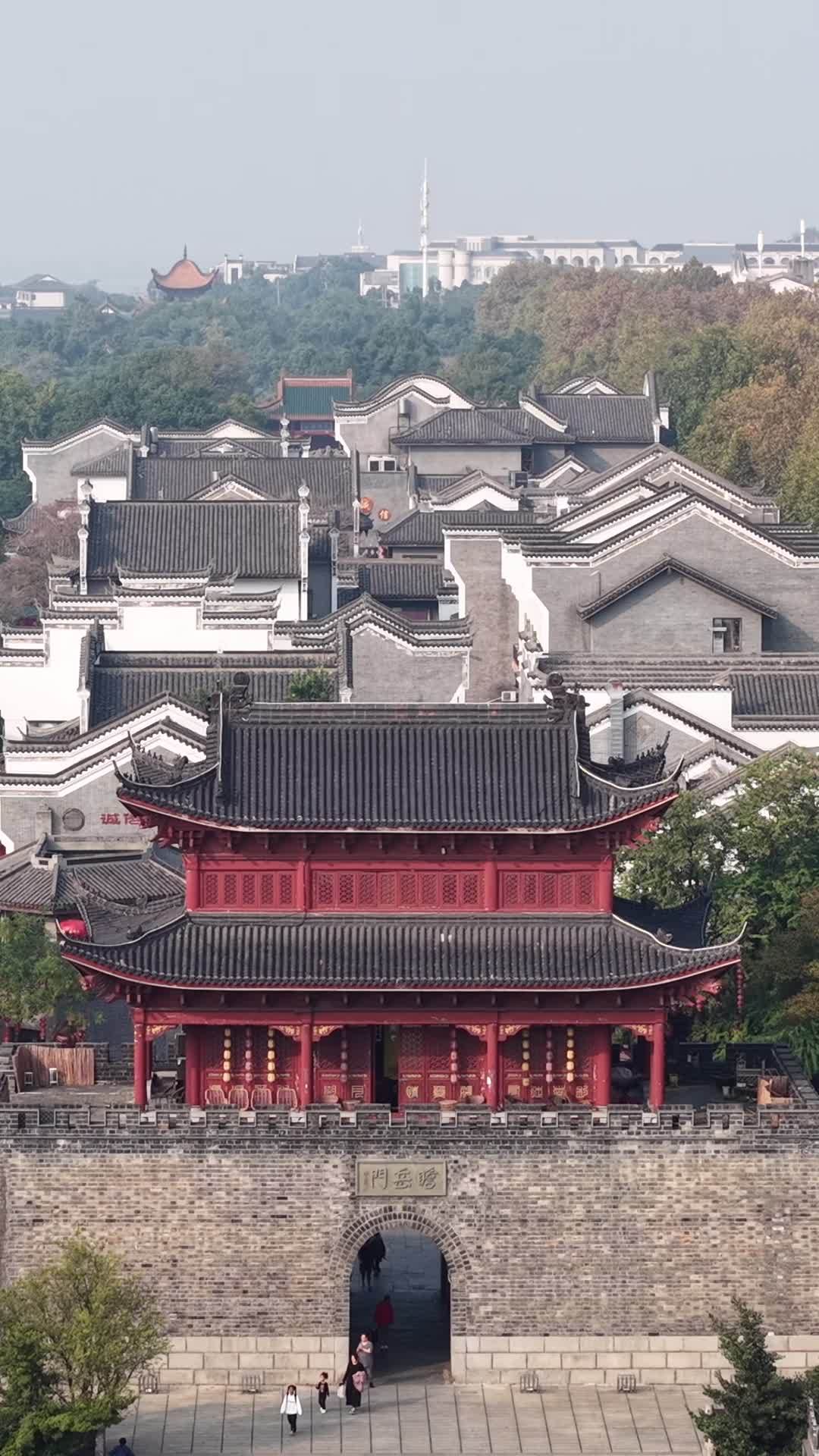 古城红墙下的静谧时光