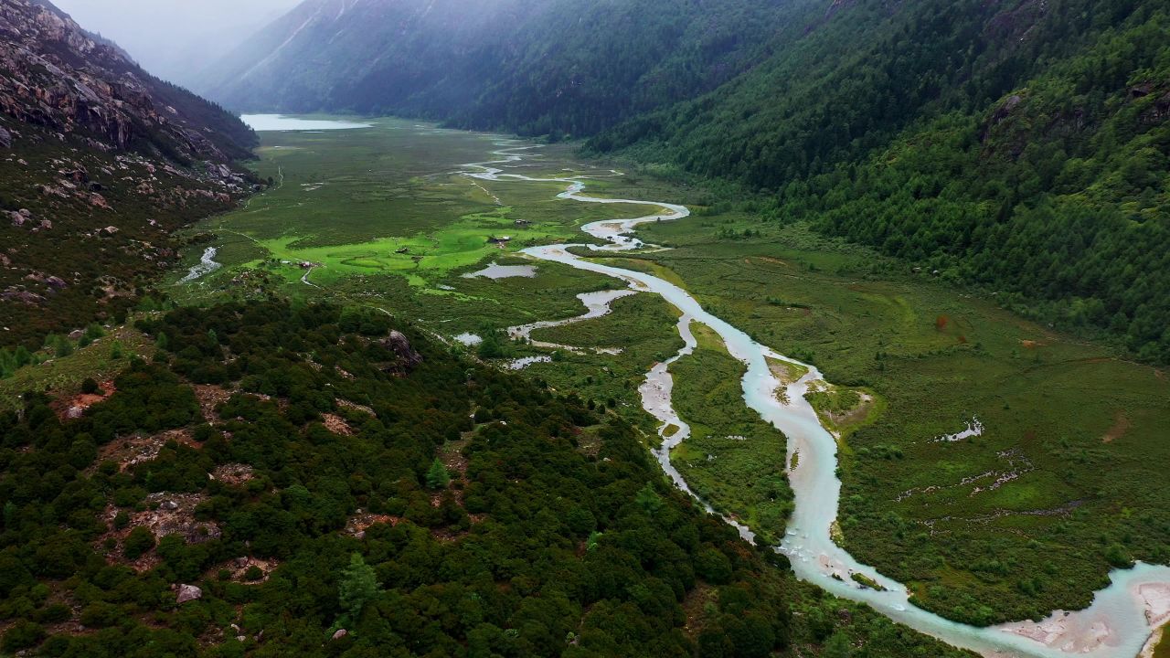 航拍雨中的川西莲花湖深处河谷湿地风光