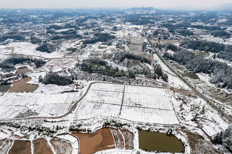 田园乡村冬天雪景航拍图 