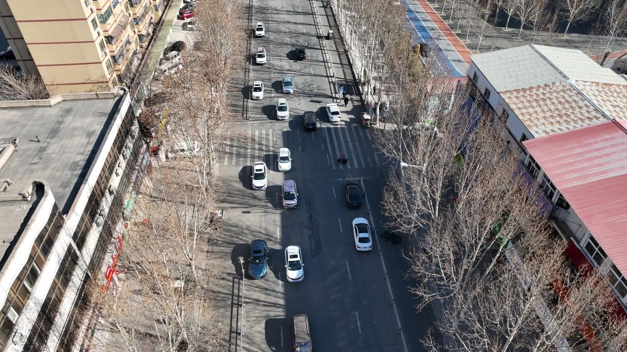 城市街道的繁忙景象