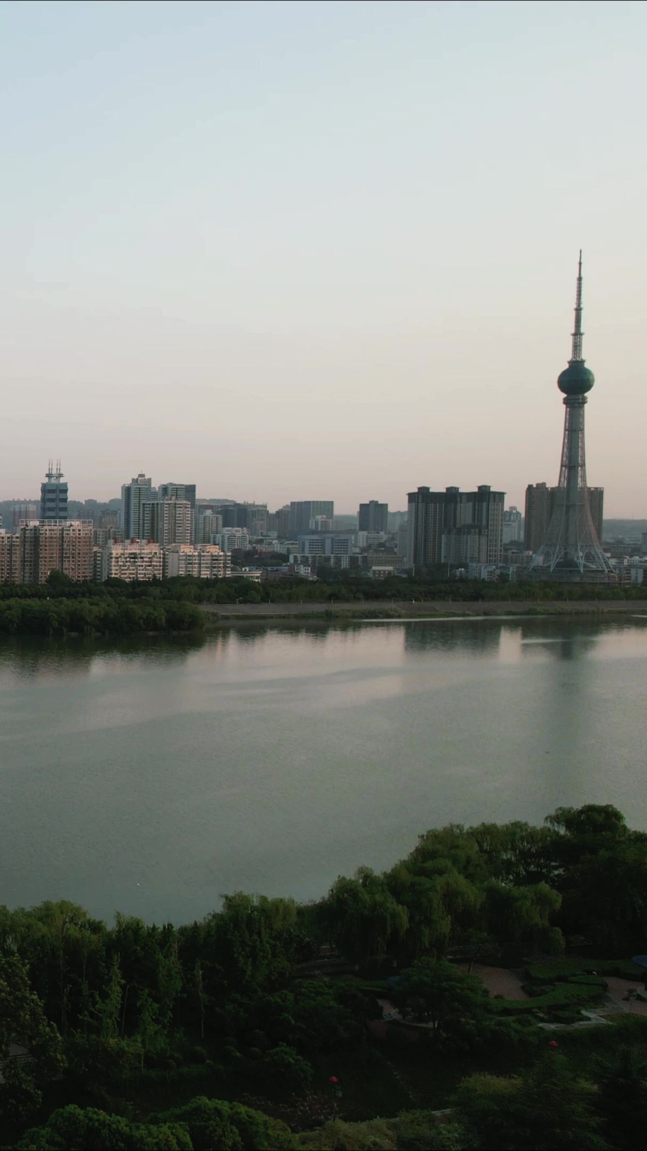 河南洛阳洛河风光竖屏航拍 