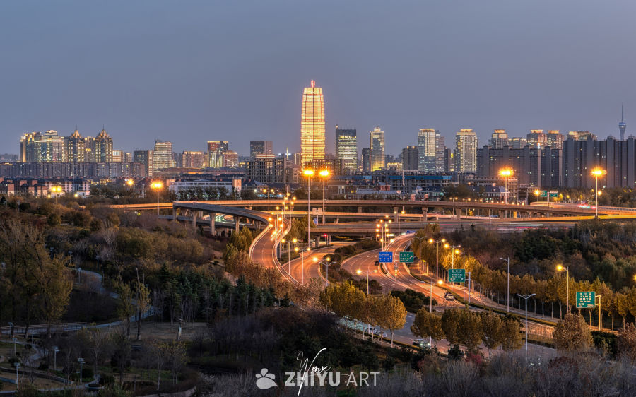 都市夜景：灯火辉煌的交通枢纽