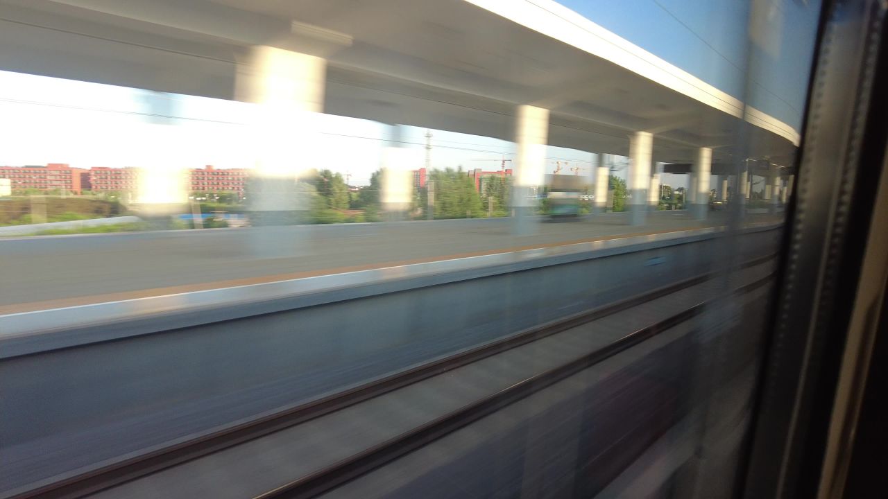 旅途风光蓝天白云高铁窗外实拍  