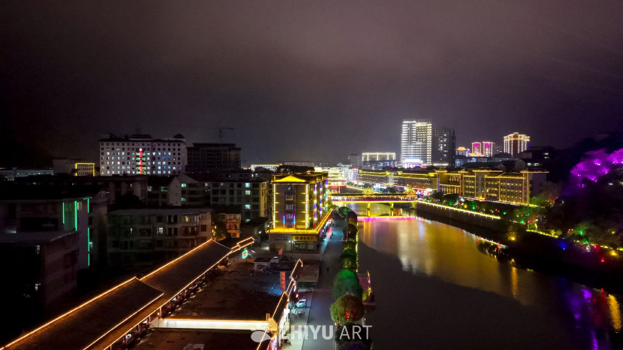 夜色中的城市河畔
