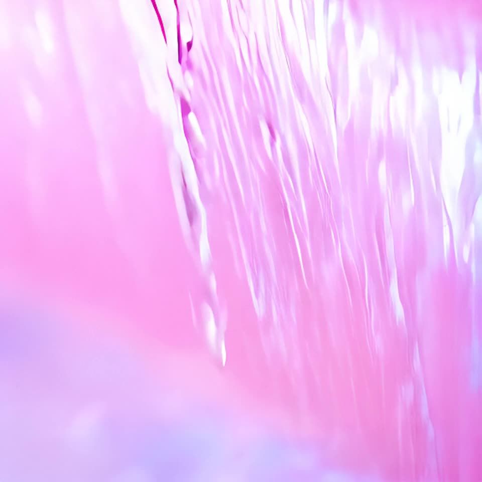 垂直落下的是粉红色的水流。从高处俯瞰，慢动作捕捉：