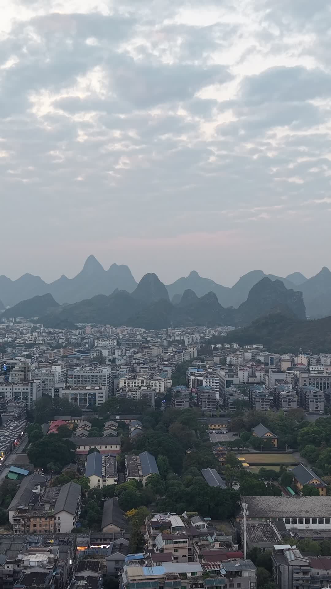 竖版航拍桂林城市大景 (3)
