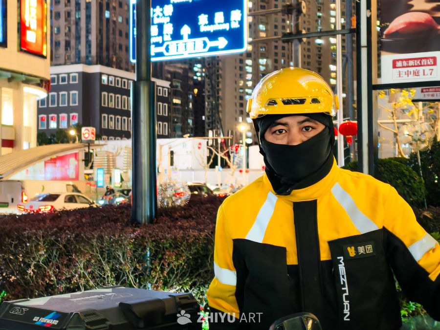 夜晚街头的外卖员