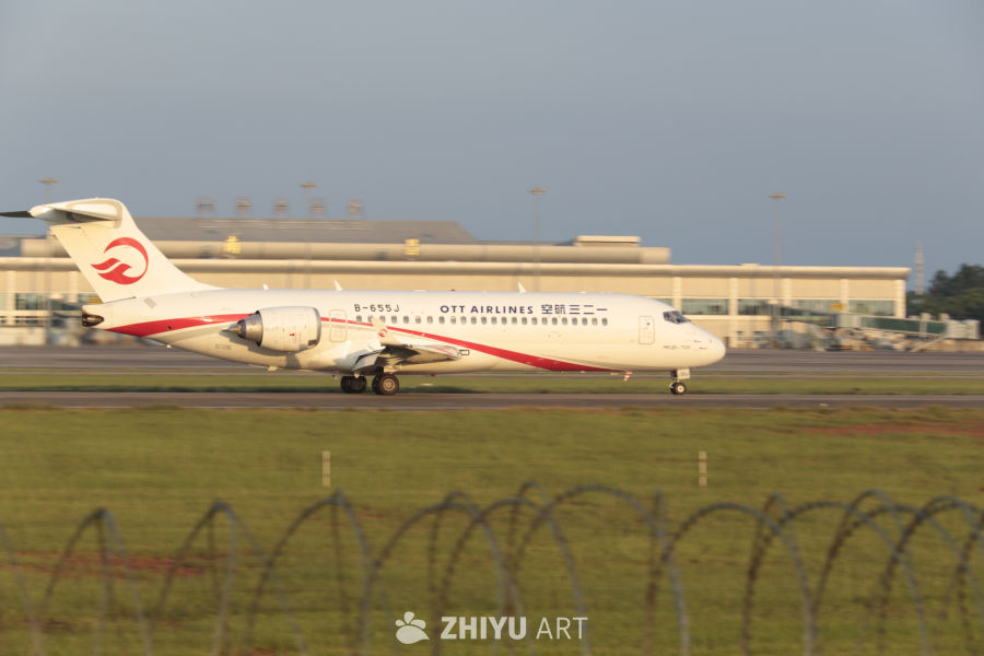 OTT Airlines飞机在机场跑道上