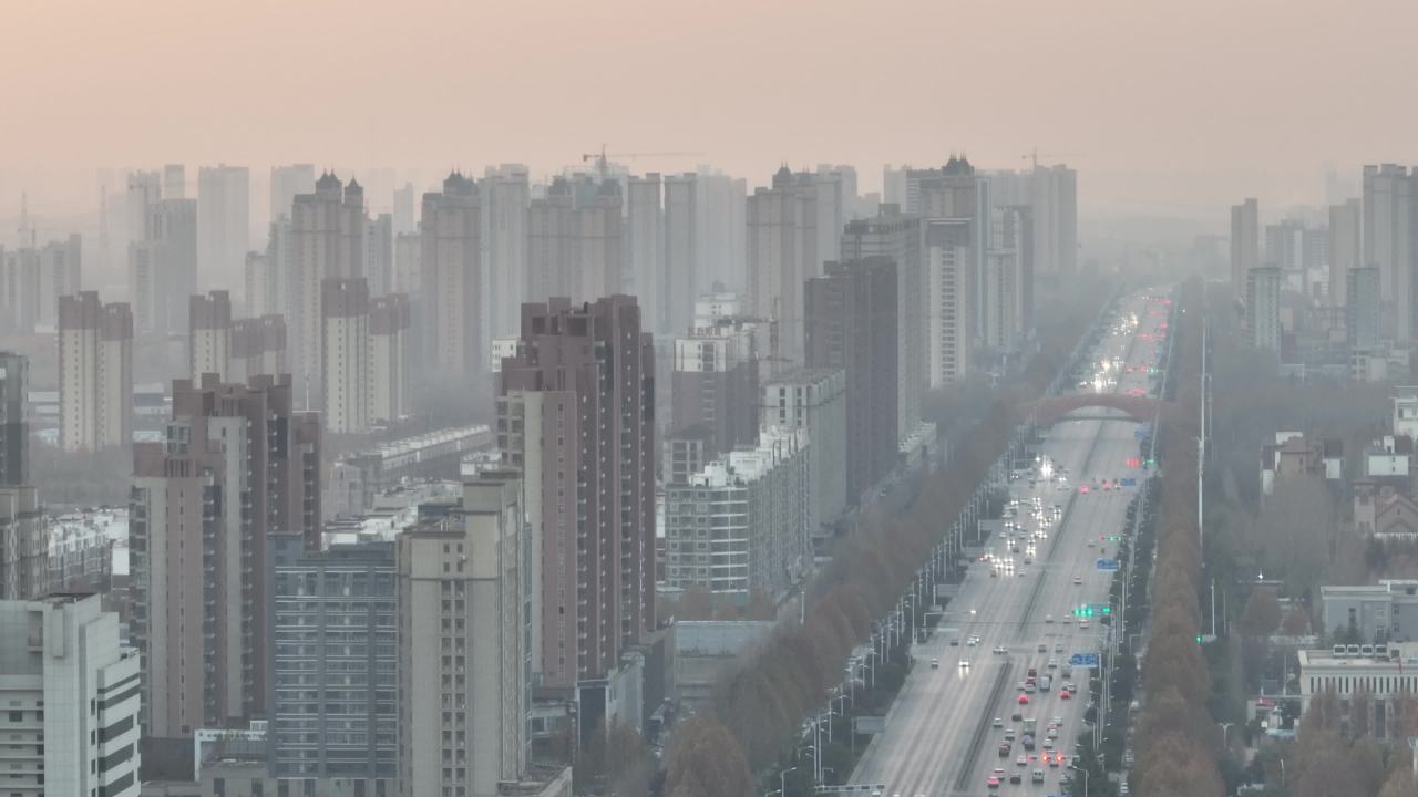 繁忙都市的日落时分