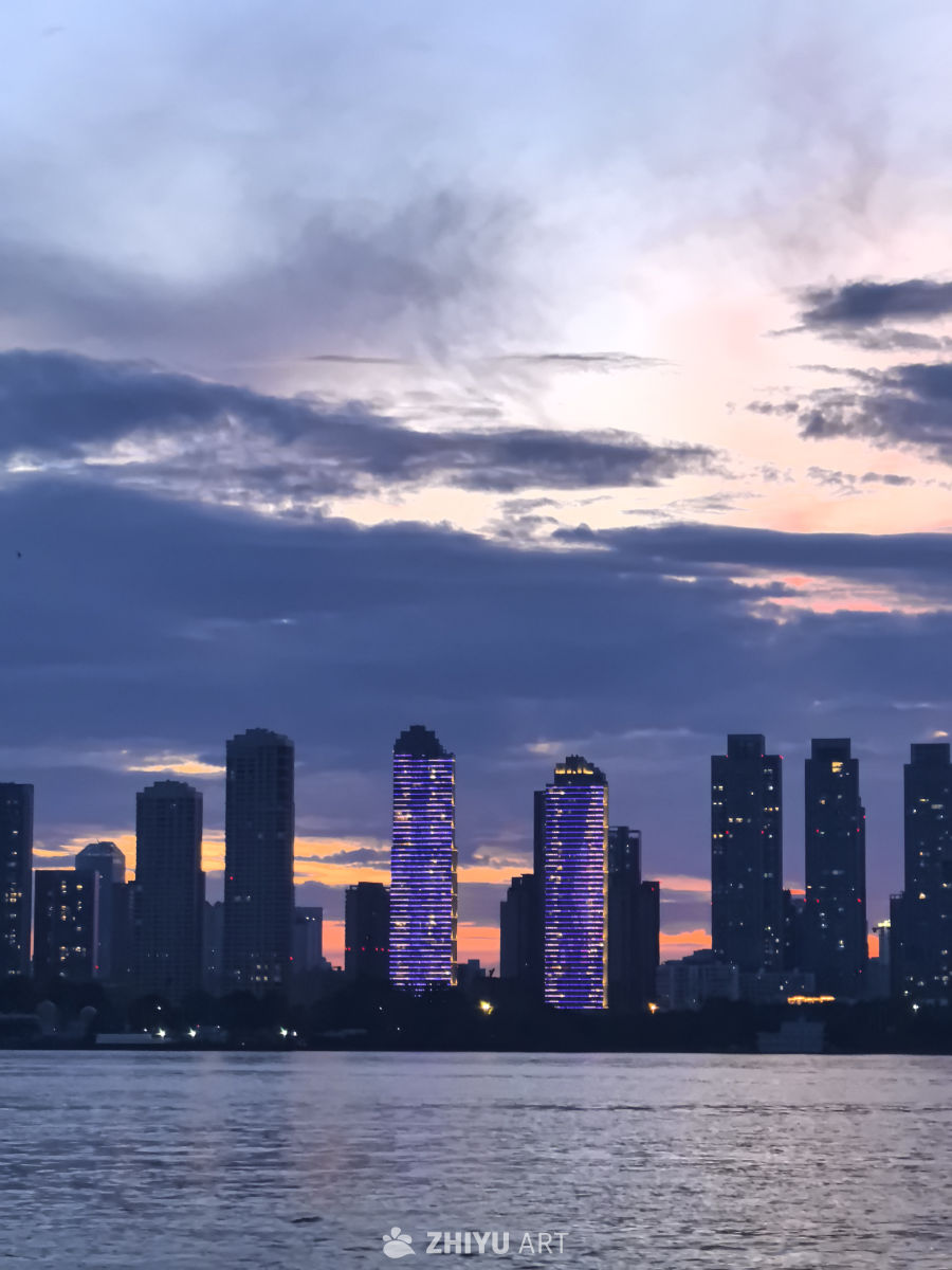 城市的天际线规律错落