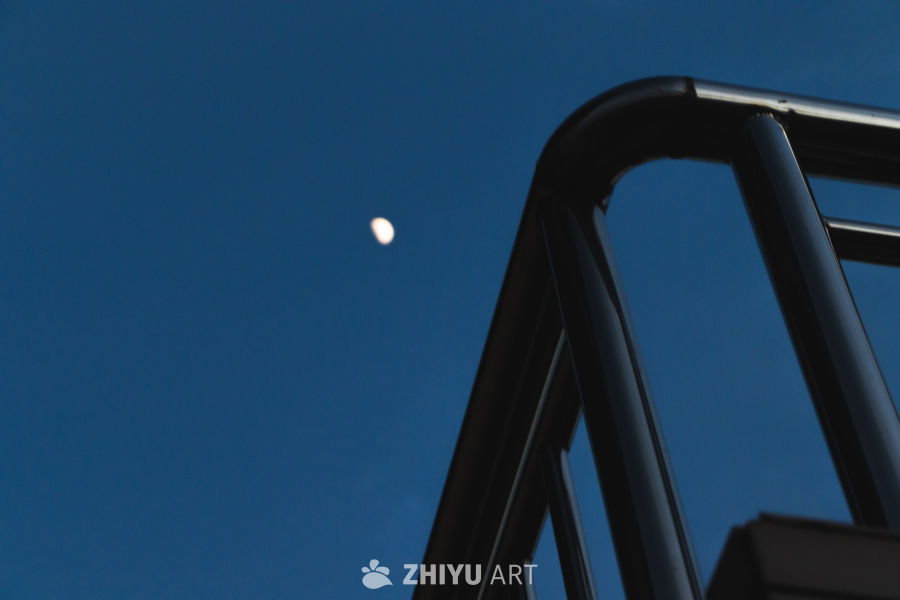 夜月与栏杆的剪影