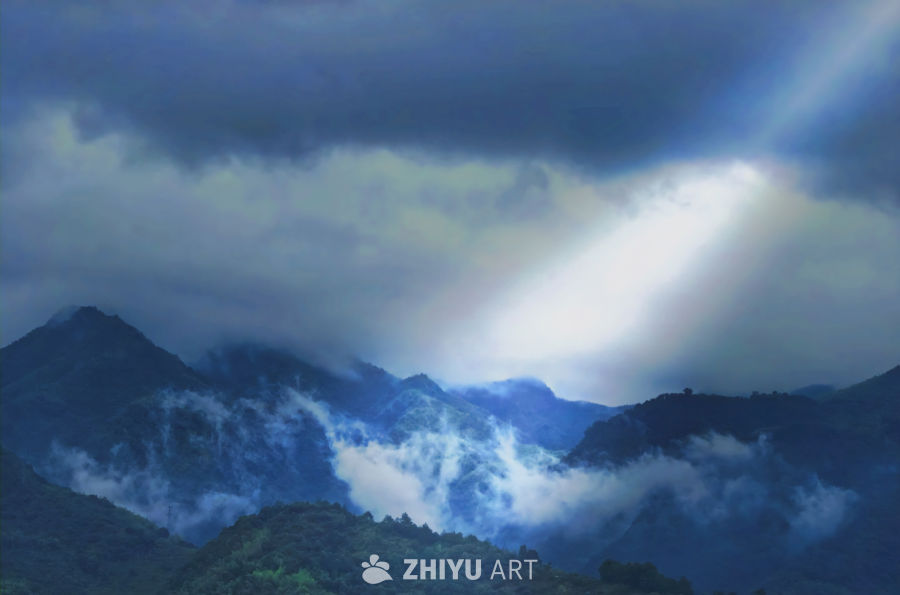 云海山巅，光破云层