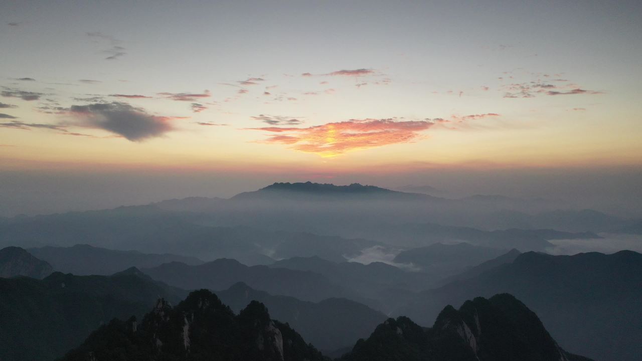 日出山巅的宁静之美