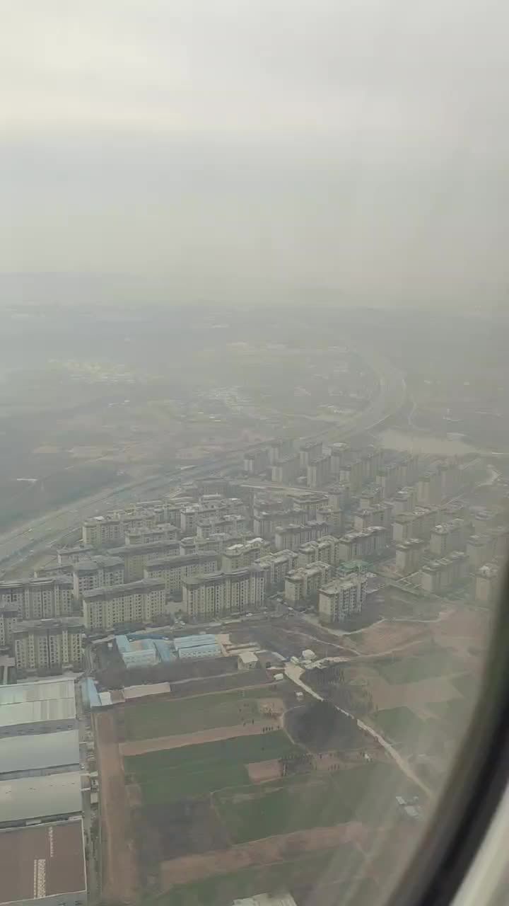 飞机降落洛阳北郊机场客舱第一视角