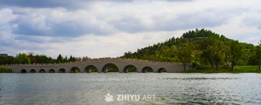 石桥横跨湖面，云天相映成趣