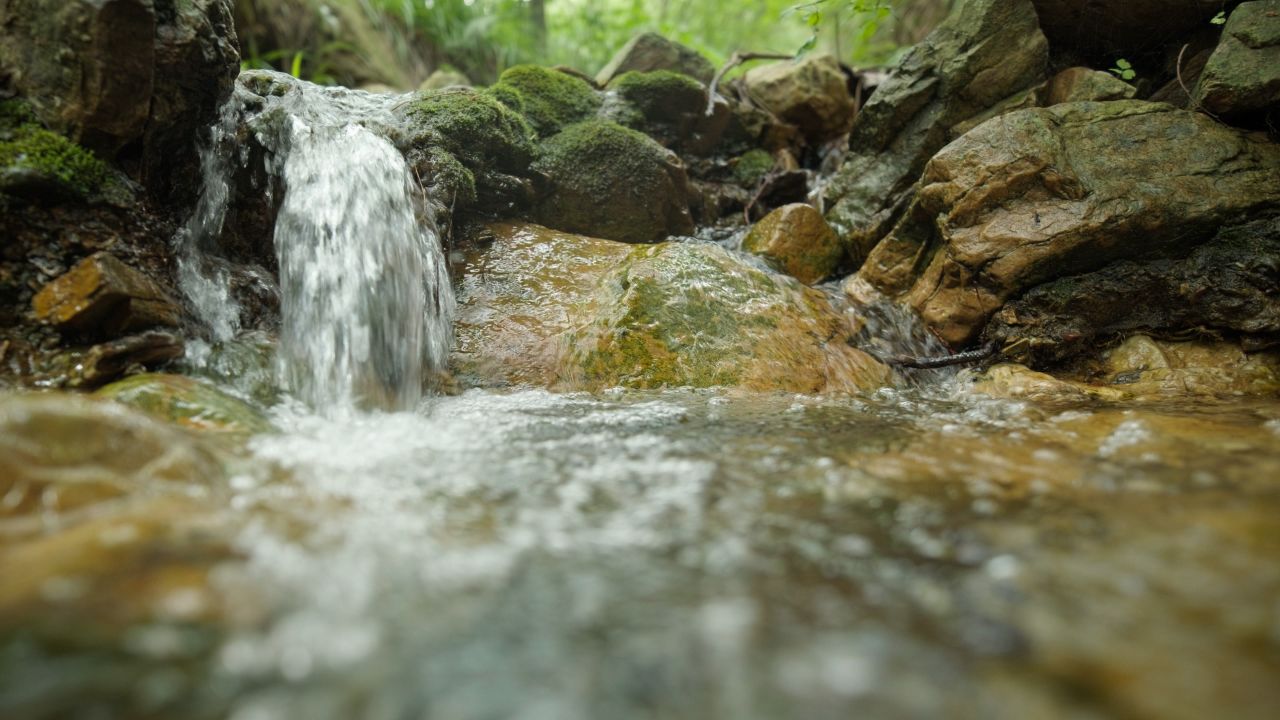 清澈山泉水温泉矿泉水小溪山涧 25