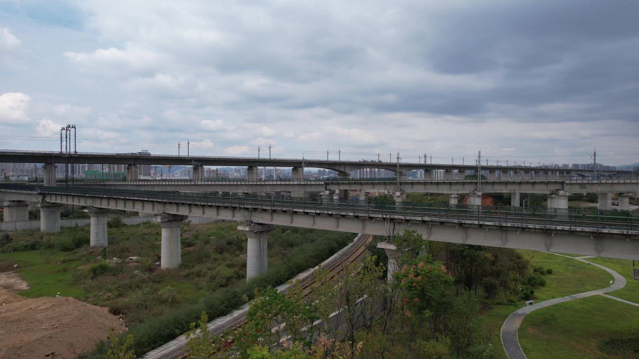 交通运输高铁高架桥交通火车站航拍 