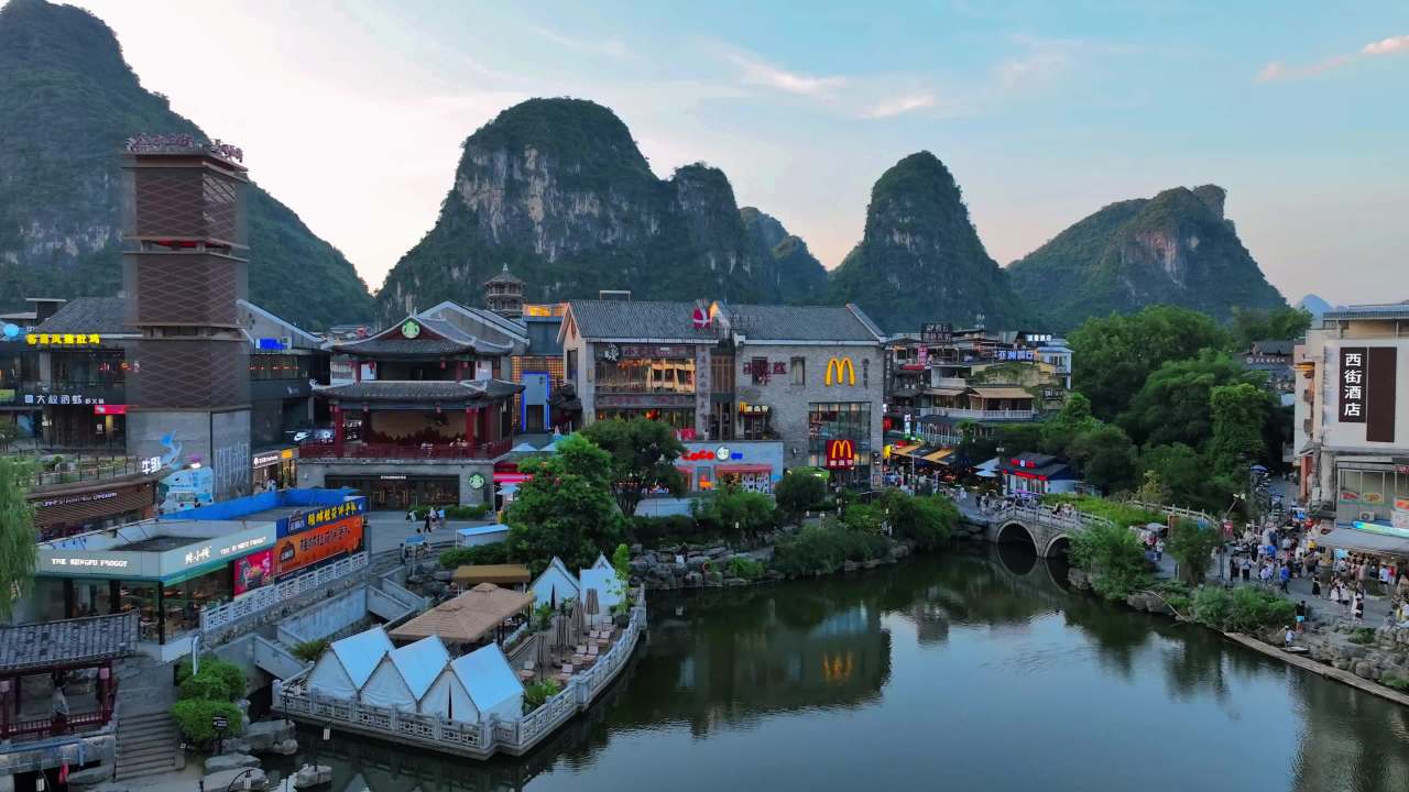漓江边的都市夜景