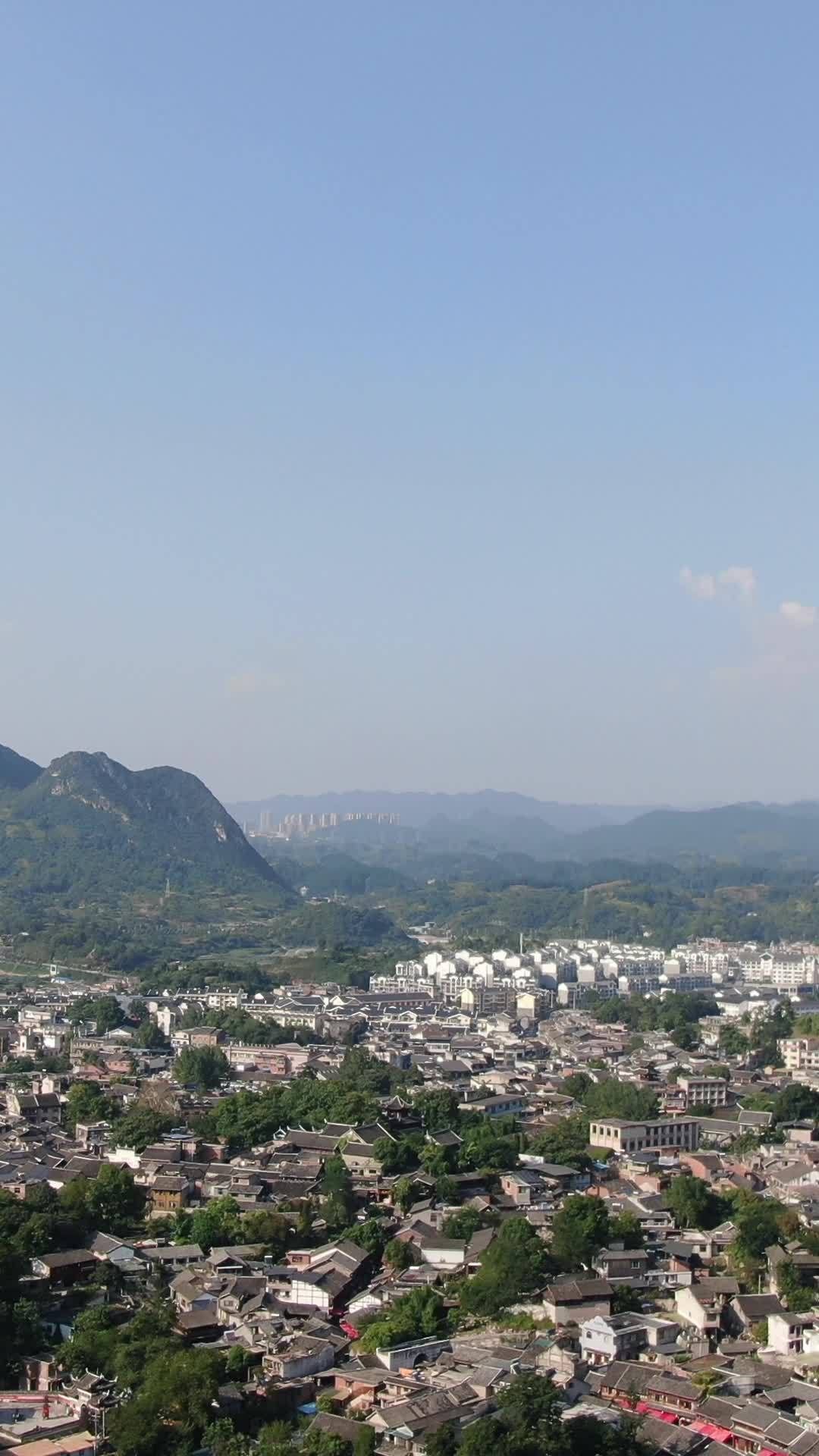 小镇山间静谧景