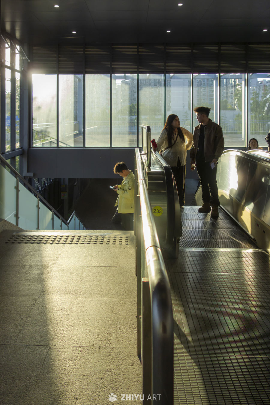 地铁站阳光下的日常