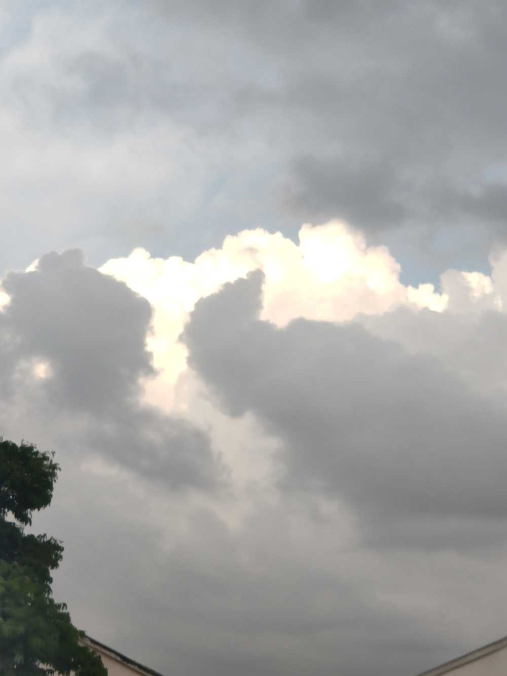 发着光的云朵，就像天边的云彩一般