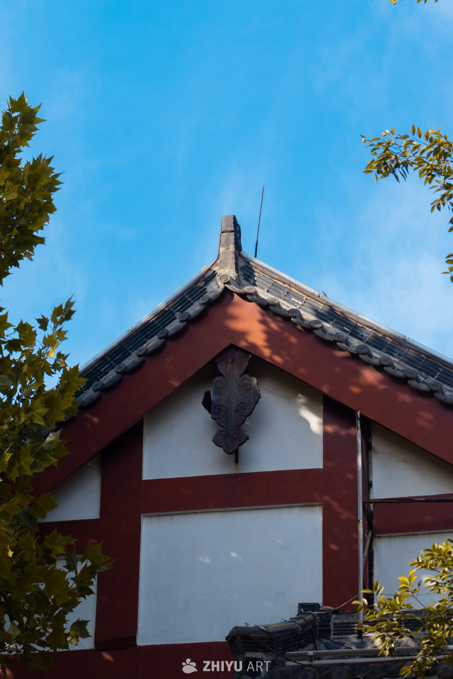 古建筑一角：红墙碧瓦映蓝天